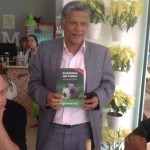 Álvaro Santamaría, su obra, su segundo libro "Anécdotas de fútbol, en compañía de Darío López. Foto Papo Díaz.