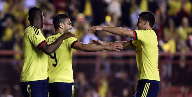 BUENOS AIRES. Falcao es felicitado por James Rodríguez y James Rodríguez. Gol y triunfo de Colombia frente a Costa Rica, amistoso antes de la Copa América. Foto AP