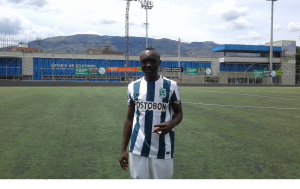 El chocoano Jonathan Castaño que hoy hizo el gol del Atlético Naicional ante La Mazzia, de Hugo Castaño. Foto Carlos Julio Serna