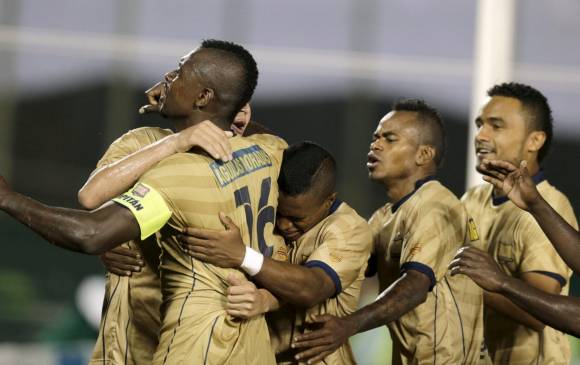 ASUNCIÓN. Sorprendió Águilas Doradas al Olimpia en Defensores del Chaco, gran asistencia, para empate a un gol, celebración del equipo colombiano a tres minutos del final, anotación de Luis Páez. Foto EFE