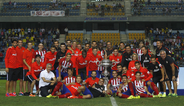 Jackson Martínez al centro y en el fondo. Se estrenó con gol y con título. Trfeo Carranza para el Atlético y gol colombiano en el minuto 88. Foto tomada de la página web del Atlético de Madrid.