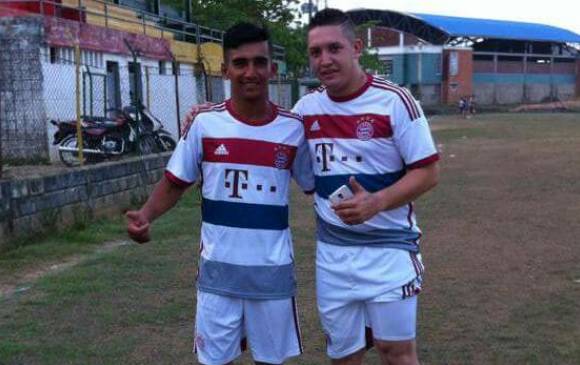 A la izquierda, el volante de la selección de Yarumal, Gustavo Álvarez, en compañía de otro jugador de esa población. Foto cortesía