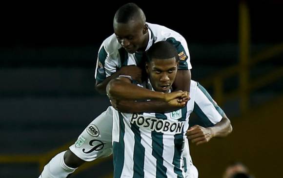 BOGOTÁ. Orlando Berrío es felicitado por el juvenil Marlos Moreno, luego de marcar el gol del triunfo en El Campín. Foto Colprensa