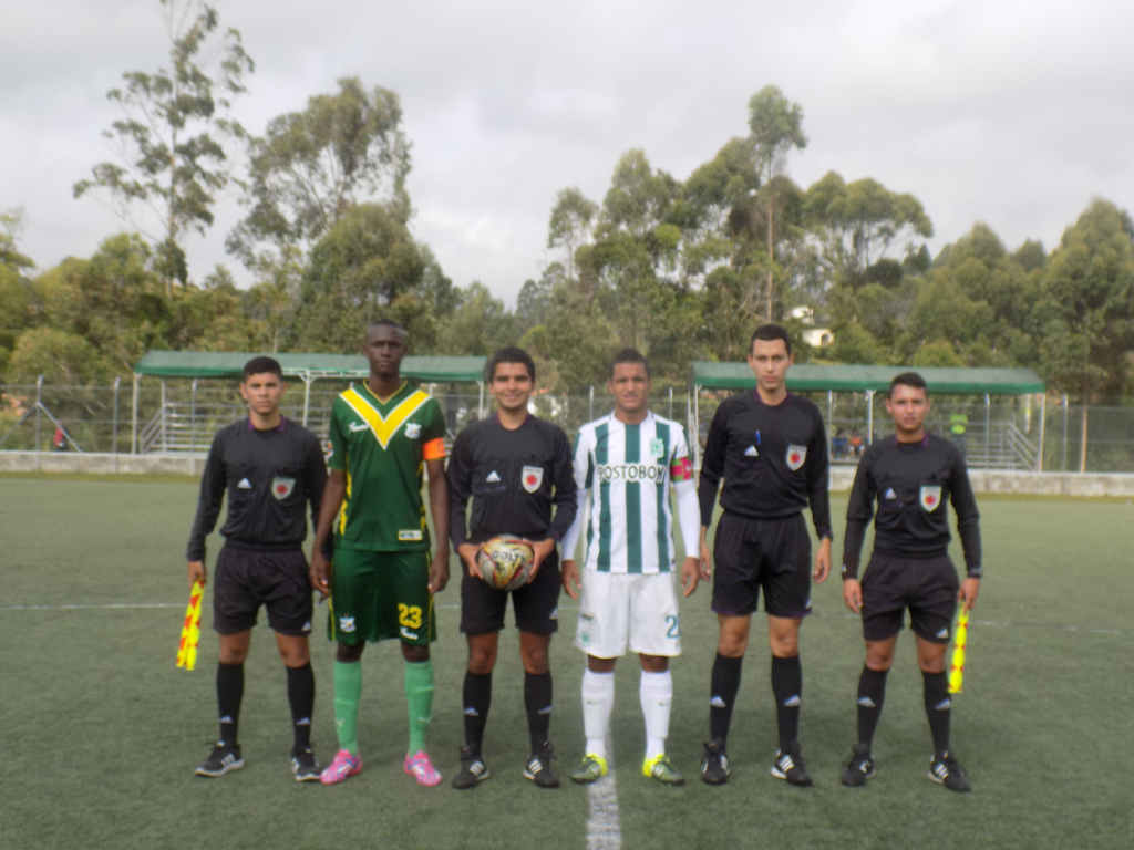 GUARNE. El equipo arbitral con los capitanes Yeimer Torres (Quindío) y  Brayan Rovira (Nacional). Foto Carlos Julio Serna