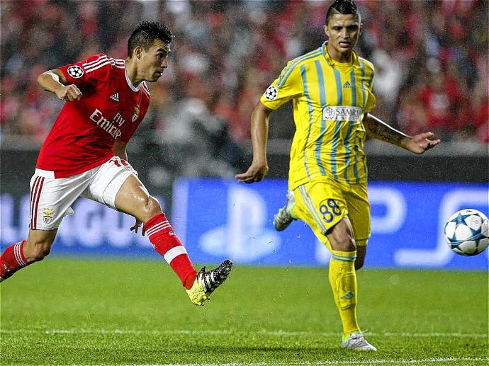   Roger Cañas (de amarillo) fue figura en el partido del Astana ante el Galatasaray. Archivo / El País