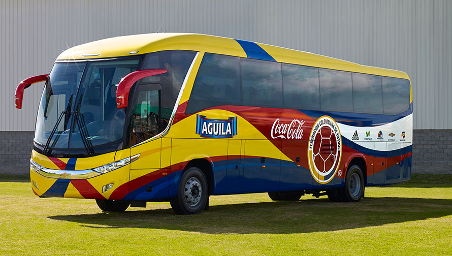 El nuevo Bus Chevrolet de la selección Colombia está configurado para 42 pasajeros y dispone de sistema interactivo de entretenimiento a bordo para todos los asientos, el cual viene equipado con pantallas de alta definición de 9 pulgadas. El interior está diseñado para garantizar el máximo confort de los jugadores. Los asientos vienen con un acolchado especial para la zona lumbar y cuenta con tres tomas eléctricas lo que permite la conexión de múltiples dispositivos electrónicos. Foto Comunicacines Colfútbol