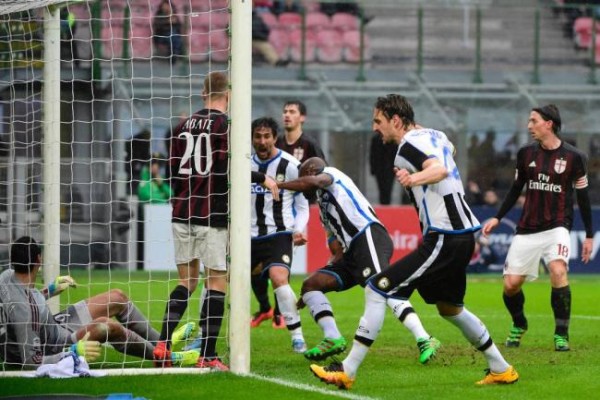 Pablo Armero reapareció con gol a los 17 minutos con Udinese, empate 1-1 con AC Milan. Es el sexto que marca en Europa. El anterior en la Serie A lo convirtió el 16 de enero de 2011 también con Udinese, 4-2 ante Genoa. El lateral tumaqueño no jugaba en Italia desde el 24 de enero de 2015. (Foto AFP) 