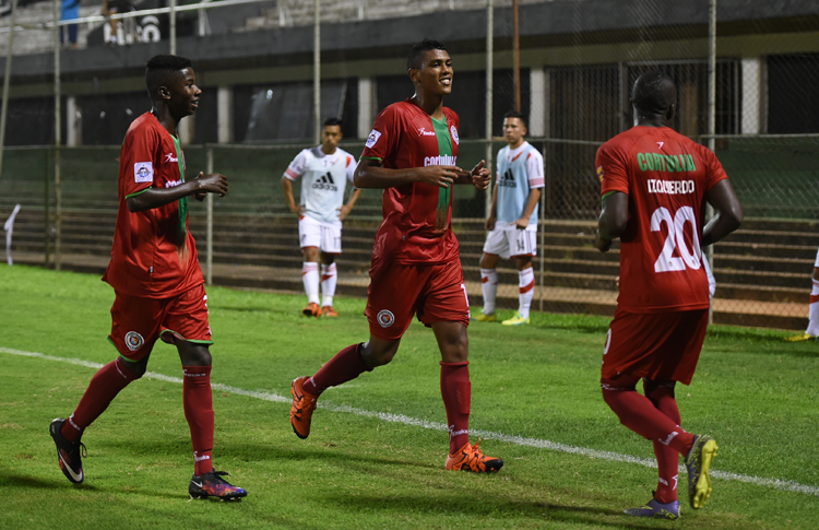ASUNCIÓN. Celebra la segunda anotación Cortuluá pero no le alcanzó con FRiver Plate, marcador final 2-3, en la Copa Libertadores Sub-20. Foto Conmebol.com