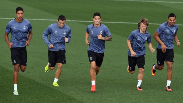 James sonriente, en primera fila de la última práctica de Real Madrid aunque sabe que o será titular en el comienzo de la Champions. Foto AFP / Getty Images, tomada de la página web de la UEFA.