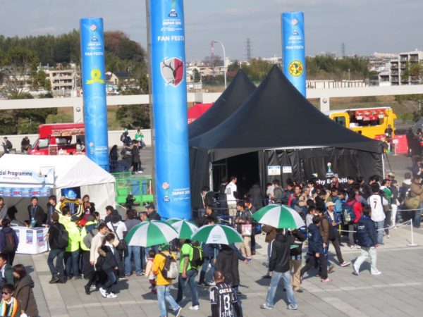 Atlético Nacional @nacionaloficial. La hinchada Verdolaga empieza a llegar a las afueras del estadio en que el verde jugará su último partido en Japón.