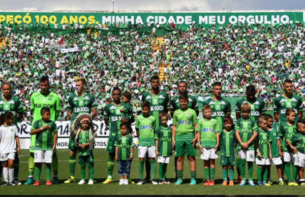 El Chapecoense, con un plantel reconstruido, recibía este sábado en su estadio Arena Condá al Palmeiras, en un partido amistoso que marca la voluntad de supervivencia del pequeño club del sur de Brasil, convertido en un grande de Sudamérica. El encuentro terminó empatado 2-2. El juego comenzó a las 16:45 locales, aunque el momento más emotivo del día sucedió una hora antes cuando los tres jugadores que sobrevivieron al accidente aéreo levantaron la Copa Sudamericana-2016 que la tragedia no les dejó ganar en la cancha. El arquero Jackson Follmann, que sufrió la amputación de parte de la pierna derecha tras el accidente, enarboló junto al defensor Neto y al lateral Alan Ruschel el preciado trofeo bajo un torrente de aplausos. - See more at: http://www.conmebol.com/es/chapecoense-volvio-jugar-en-el-arena-conda-y-toda-una-ciudad-se-vistio-de-verde#sthash.lAAOzMV7.dpuf