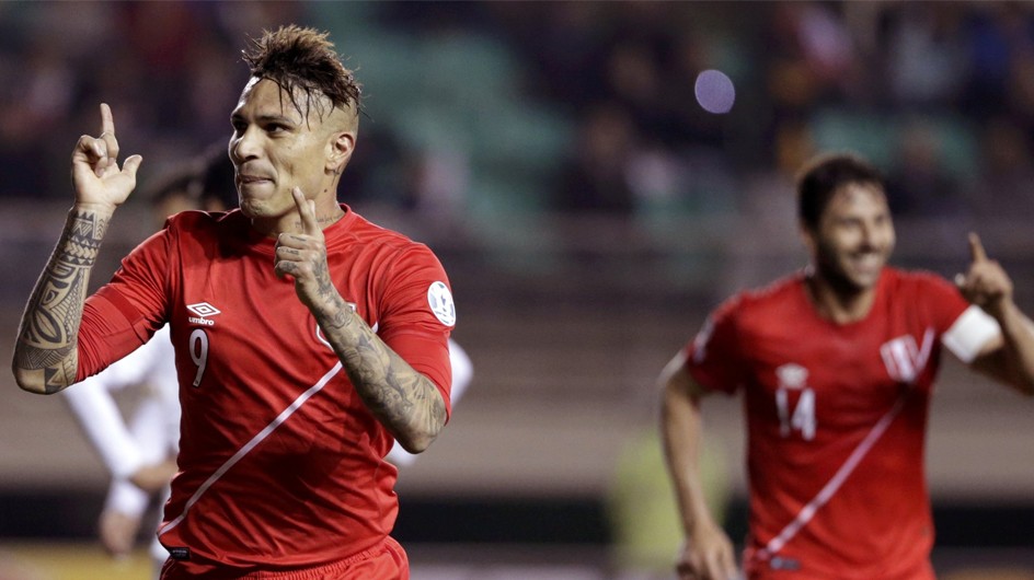 TEMUCO, Chile. Paolo Guerrero convirtió tres en la victoria de Perú 3 x 1 ante Bolivia y se verá las caras el lunes contra Chile. Foto Reuters