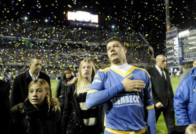  El jugador más ganador de la historia de Boca Juniors, Sebastián Battaglia,  realizó su partido despedida con una Bombonera a pleno y rodeado de glorias. Dos colombianos muy aplaudidos: Chicho serna y Jorge Bermúdez. DyN.