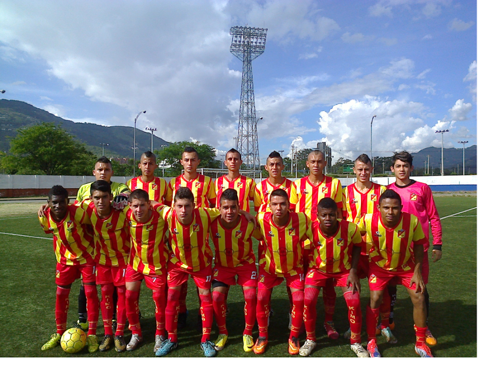 Buen equipo Corpereira, dirigido por Jorge Enrique Patiño. Deportivo Bello le ganó 1 x 0 esta tarde en el Tulio Ospina. Foto Carlos Julio Serna