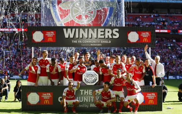 Arsene Wenger le ganó el primer duelo de la temporada a José Mourinho. Foto reuters
