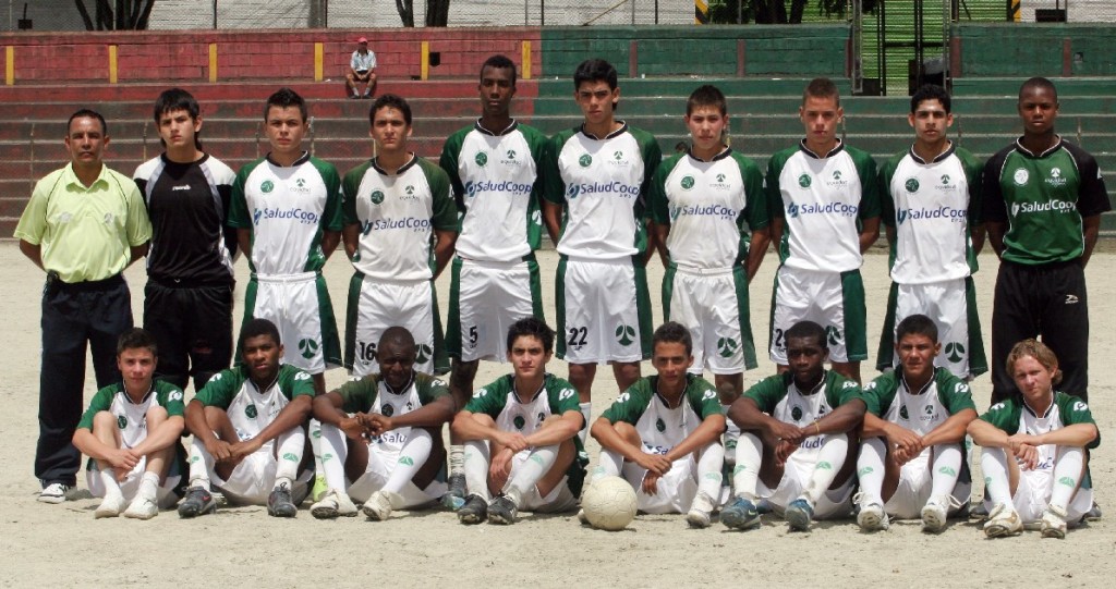 Cancha Municipal de Itagüí. Club Alexis García. Sentado, cuarto de izquierda a derecha, Guillermo Celis. Acá se formó. Después pasó al Barranquilla de la B, integró la Selección Colombia Sub-20,  y hoy titular del Junior. Nació en Sincelejo. Foto archivo capsulas.com.co