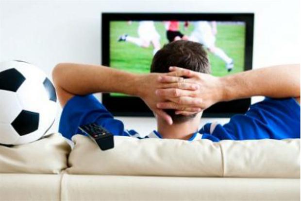 La comodidad de ver fútbol por TV. Foto canchallena.