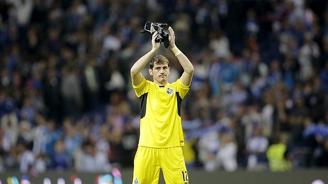 Iker Casillas aplaude al final de su debut con el Oporto. Foto Reuters