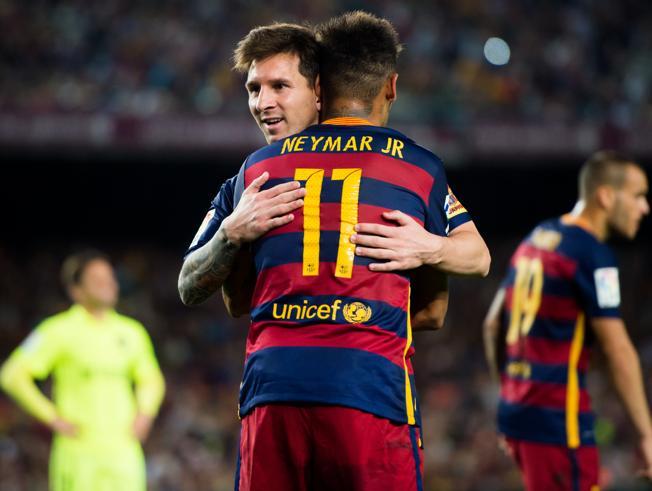 Messi y Neymar se abrazan después de que el argentino marcase de penalti (Peo Morata - Mundo Deportivo)