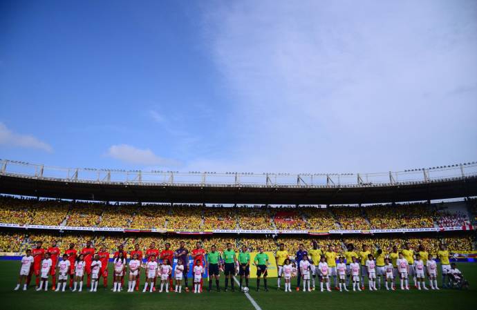 BARRANQUILLA. Imponente marco, el amarillo se vistió de suerte, hizo respetar la casa y registró la mejor asistencia de la primera fecha para Colombia 2 - Perú 0. . Foto Colprensa
