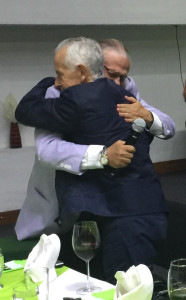 Abrazo de amigos, de Darío de Greiff con Julián Pérez Uribe.