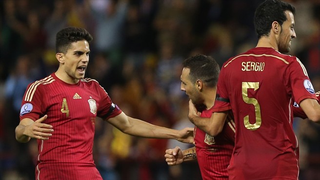 Santi Cazorla (centro) celebró con Marc Bartra (izquierda) el 1-0 para España. Foto  AFP/Getty Images/Página oficial de la UEFA