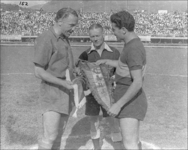 José Manuel Moreno, a la izquierda, campeón con el DIM en 1955. Después lo sería como técnico y jugador. Foto tomada de todofutbolpasion.