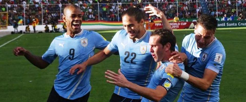 LA PAZ. Uruguay empezó el camino a la Copa del Mundo con una victoria histórica sobre Bolivia. Allí, donde nunca se había podido ganar, se sacaron tres puntos gracias a los goles de dos defensas: Martín Cáceres y Diego Godín. Foto AUF