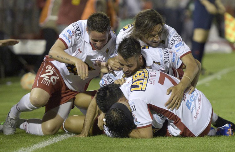Huracán dejó en el camino al último campeón de América, River Plate, tras empatar 2 a 2 en la revancha. En el partido decisivo se enfrentará a Independiente Santa Fe de Colombia. Foto AFP /Conmebol
