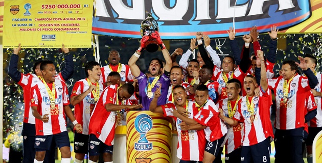 BOGOTÁ. Con sufrimiento pero Junior celebra el título de la Copa Águila. Y clasificado a la Copa Sudamericana, ese el mejor premio. Foto EFE