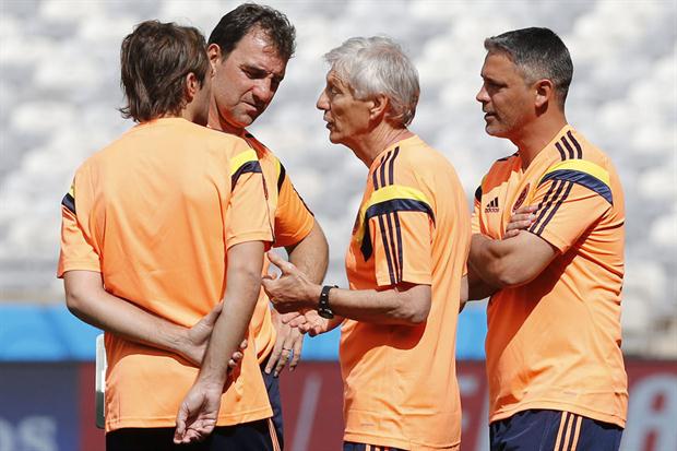 Pékerman y su cuerpo técnico argentino. Nadie más tiene entrada a ese mundo secreto de la Selección Colombia. Foto EFE