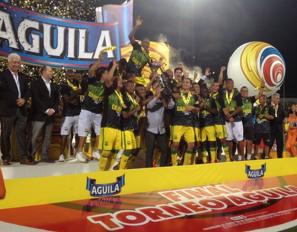 BUCARAMANGA: Sábado 12. Estadio Alfonso López. Atlético Bucaramanga celebra el título del torneo de ascenso. Foto Dimayor