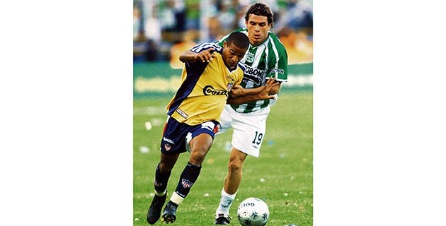 2004. Macnelly Torres (Junior) disputa un balón con el venezolano Jorge Rojas (Nacional). En esa temporada el título fue para el cuadro tiburón. Foto tomada de El Heraldo.