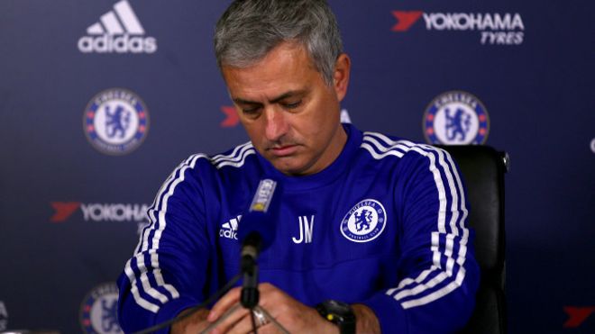 El portugués José Mourinho fue despedido del Chelsea siete meses después de haber conquistado la Liga Premier la temporada pasada. Es la segunda vez que el técnico de 52 años no puede terminar su contrato con el conjunto de Londres tras haber dejado el club en 2007. Foto Getty Images / http://www.bbc.com/