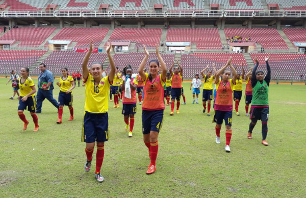 La alegrpia de las chicas de Colombia que eal empatar con Brasil (0-0) lograron el cuarto y último cupo a la final del Sudmericano Sub-17 que se realiza en Venezuela. Foto Conmebol.com.