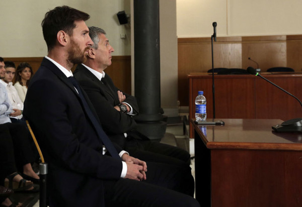 Lionel y Jorge Messi durante el juicio en Gavà. | Foto: Télam, tomada del diario Perfil.