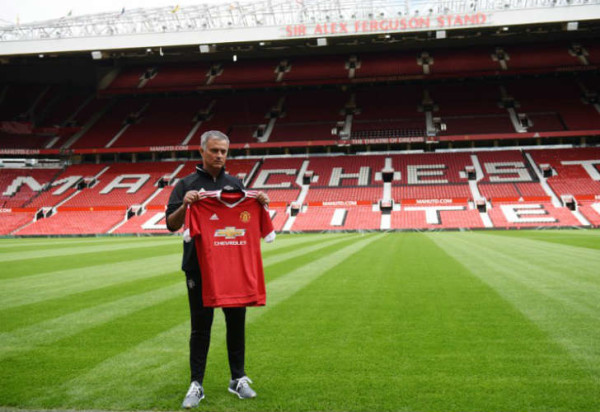 Mourinho fue presentado como nuevo entrenador del Manchester United. //AFP, tomada del diario Perfil.