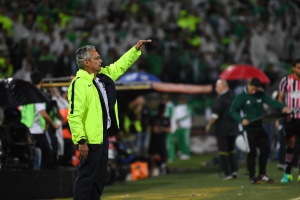 Reinaldo Rueda conoce perfectamente el entorno del fútbol ecuatoriano. Foto AP, tomada del diario El Universo.