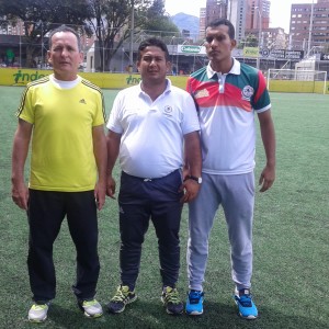 El cuerpo técnico de Arauca, Lizandro Zúñiga (delegado), Omilson Castro (Técnico) y Javier Castellanos (At) . Foto Carlos Julio serna / Cápsulas.