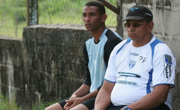 Pedro Zape, al lado de Reinaldo Rueda como preparador de arqueros. Acá en el banco de la Selección Honduras. Foto tomada de www.diez.hn