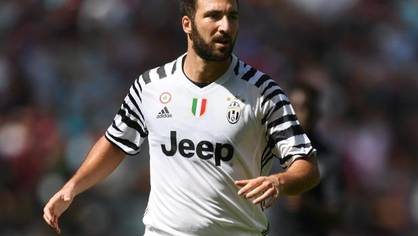 Higuaín debutó este domingo con la Juventus. Se notó pasado de kilos. Foto Reuters tomada del diario ABC.