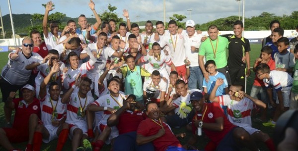 Selección Atlántico celebra la conquista del título nacional de la categoría Sub-21. Foto Kuis Felipe De la Hoz, tomada de El Heraldo.