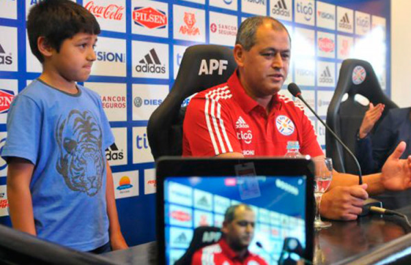 Chiqui Arce, seleccionador de Paraguay, que espera a Colombia en la novena fecha de la Eliminatoria. LO estrenó Uruguay con 4-0. Foto Conmebol.com.