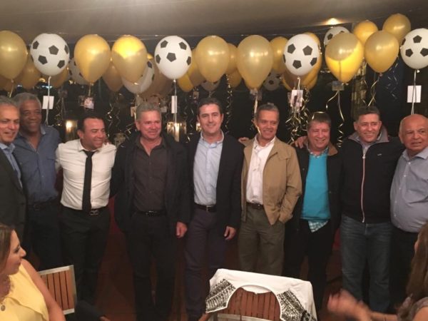 Carlos Eduardo Velasco con sus amigos del fútbol en Llanogrande para celebrar los 50.