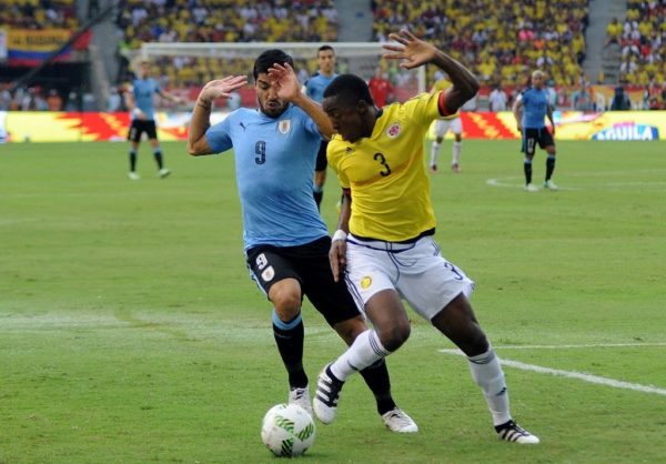 BARRANQUILLA. Óscar Murillo, dos desconcentraciones, dos goles de Uruguay. A Luis Suárez no se le podía descuidar. Tuvo una opión y marcó. Foto Liga Postobón Deportes.