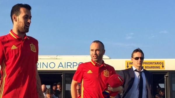 La selección de España, a su llegada a Albania - SEFútbol, tomada del diario ABC.