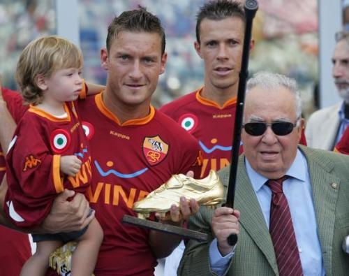 Totti junto a su hijo tras recibir la Bota de Oro entregado por la European Sports Magazines como el mayor goleador europeo en la 2006-2007.