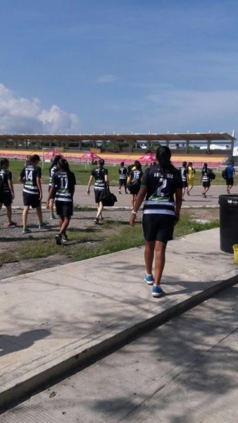 RIOHACHA: Selección Antioquia Juvenil rumbo a la cancha. Hoy sábado fue victoria 10 x 0 frente a Guajira. Foto Cuenta Twitter Liga Antioquia.