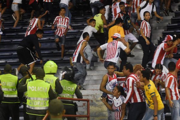 BARRANQUILLA. Policías detuvieron a algunos hinchas que arrojaban botellas desde la tribuna Sur. Foto Giovanny Escudero, tomada de El Heraldo.