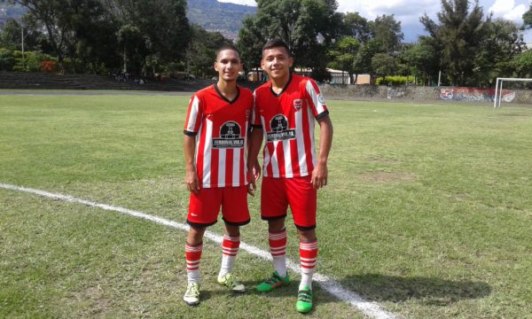 Juan Esteban Montoya y Klinsman Calderón, goles de Ferroválvulas. Foto Carlos Julio Serna / Cápsulas.